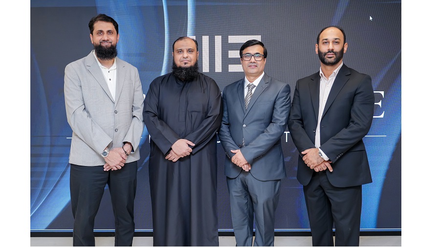 الشخصيات من اليسار إلى اليمين: كامران محمد – رئيس مجلس الإدارة / عمير سليم – المدير العام / عمران مجيد – المدير المالي / أورنكزيب أمين بارياني – الرئيس التنفيذي للعمليات "رئيس التطوير"